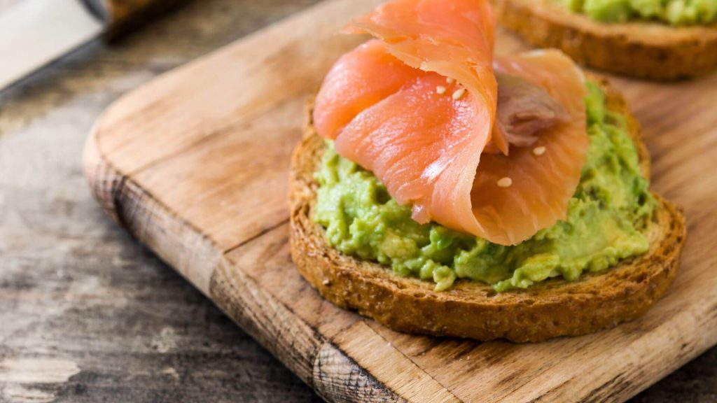 Tostada salmón aguacate